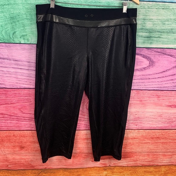 😍Ki PERFORMANCE black python & metallic snakeskin yoga spandex Capris😍 - Picture 5 of 14